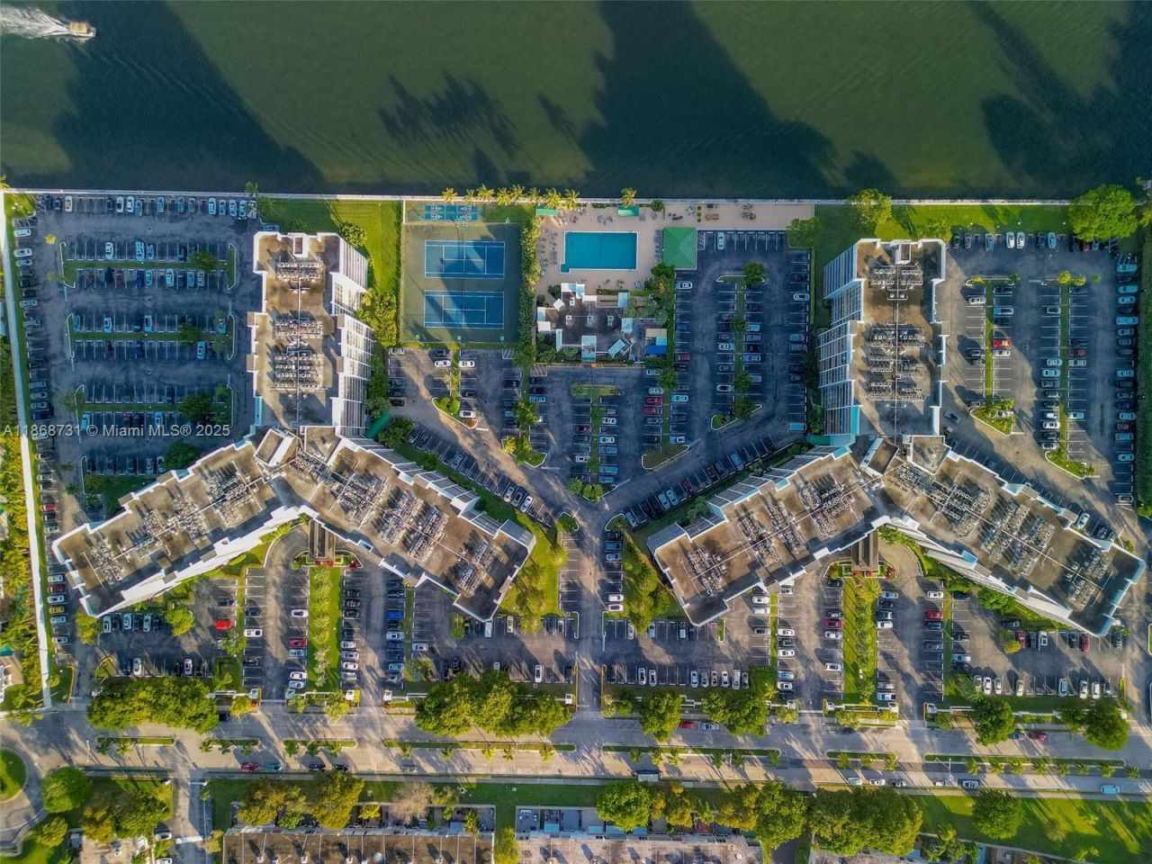 1000 Parkview Dr, Unit 1025, Hallandale Beach, FL 33009 Photo