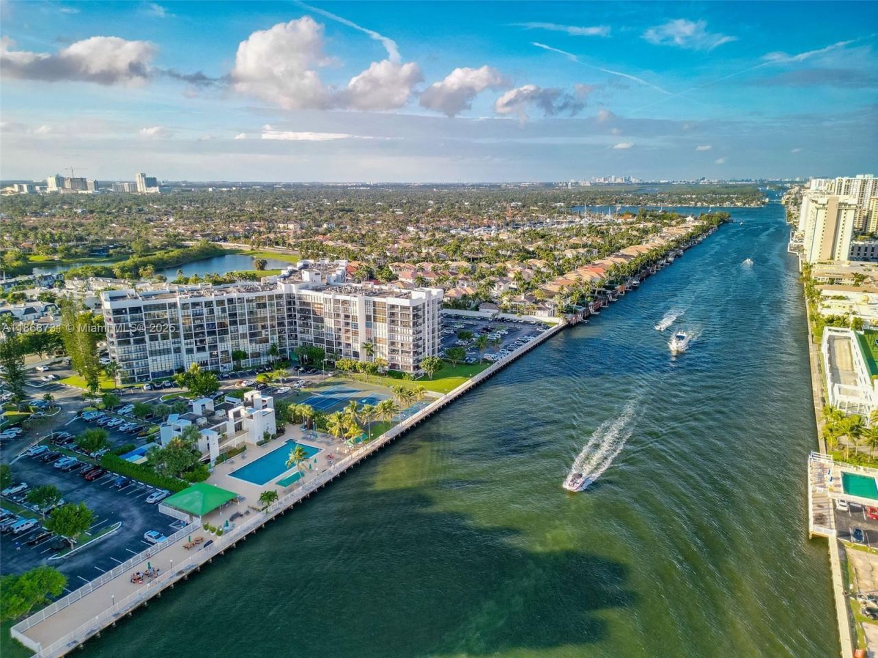 1000 Parkview Dr, Unit 1025, Hallandale Beach, FL 33009 Photo