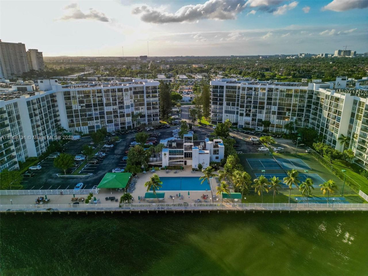 1000 Parkview Dr, Unit 1025, Hallandale Beach, FL 33009 Photo