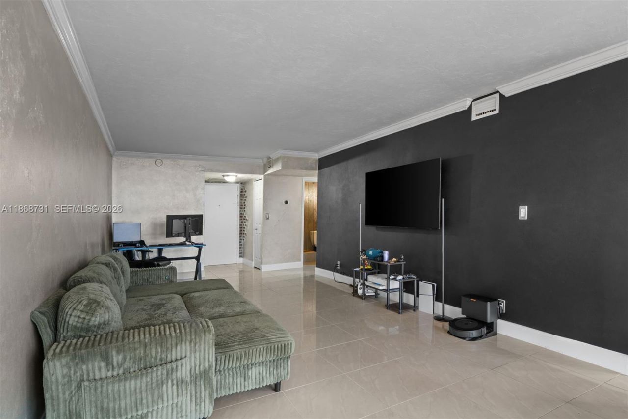 1000 Parkview Dr, Unit 1025, Hallandale Beach, FL 33009 Photo