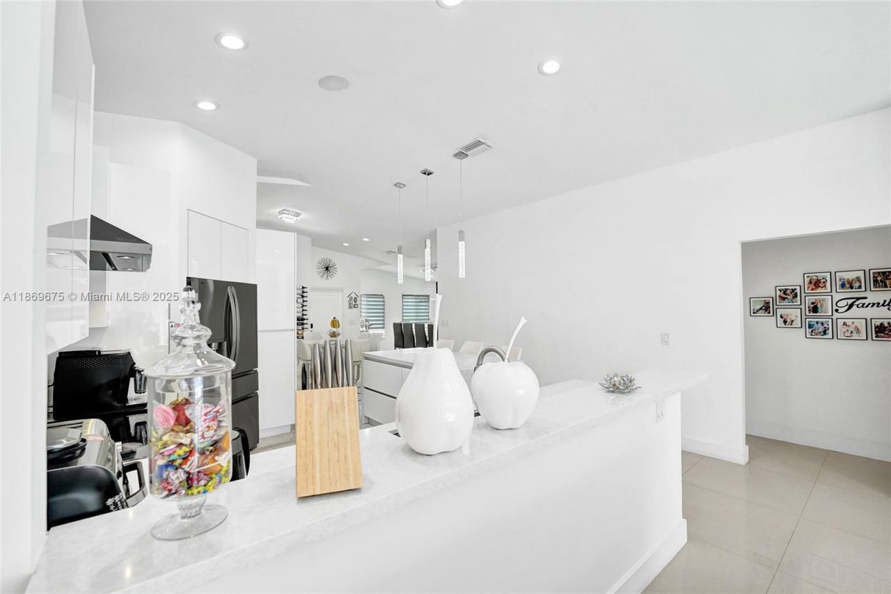 1636 SW 108th Ter, Davie, FL 33324 Photo