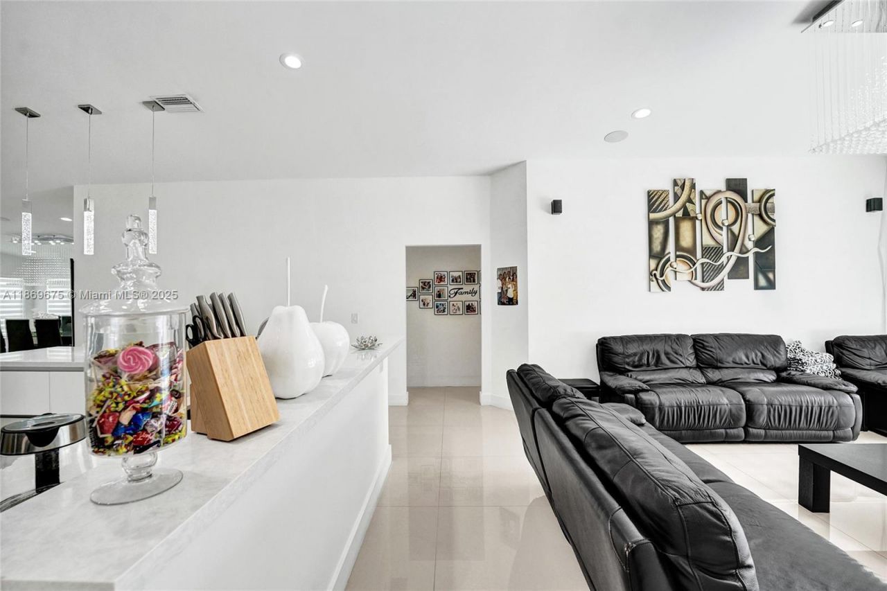 1636 SW 108th Ter, Davie, FL 33324 Photo