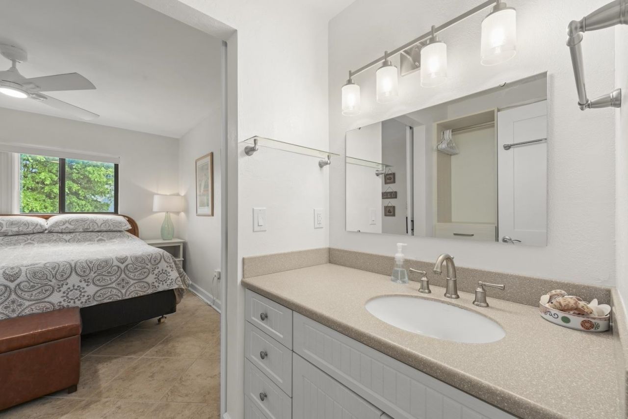 1250 Tennisplace Ct, Unit B24, Sanibel, FL 33957 Photo