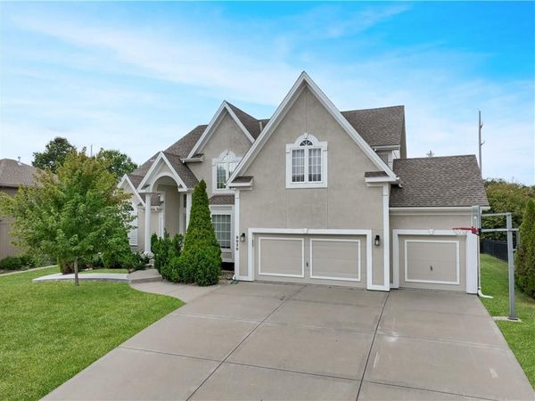 9020 N Oxford Avenue, Kansas City, MO 64157