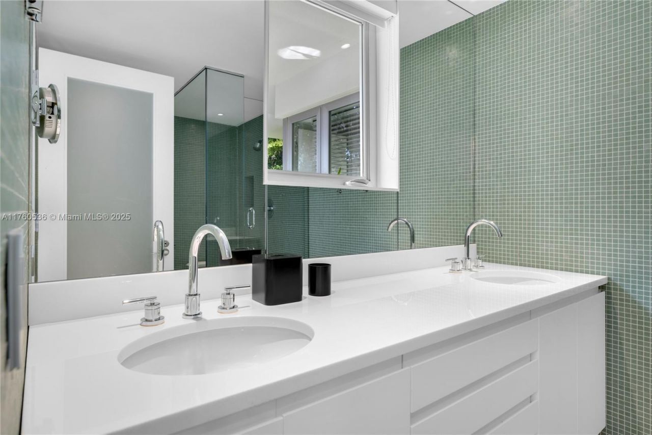 6380 N Bay Rd, Miami Beach, FL 33141 Photo