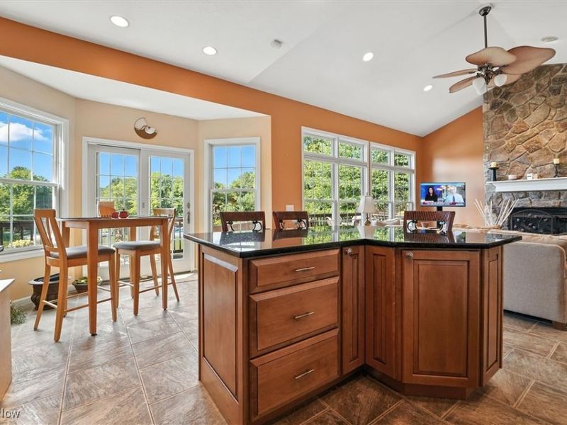 1437 Lake Vue Drive, Rome, OH 44085 Photo 8