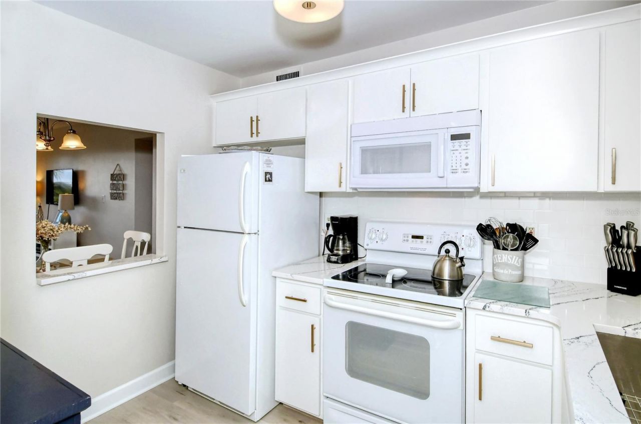 925 Beach Road, Unit 310, Sarasota, FL 34242 Photo