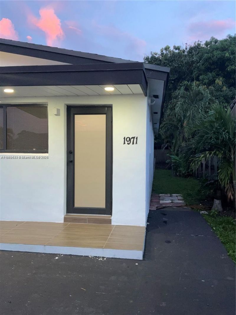 1971 W 2nd Ave, Hialeah, FL 33010 Photo