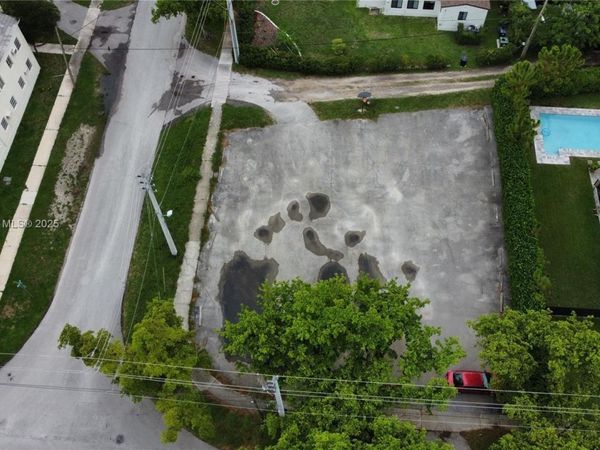 425 Esplanade Dr, Miami Springs, FL 33166