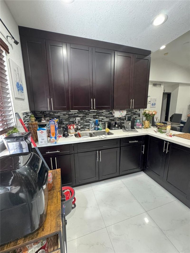 6411 W 27th Way, Unit 201, Hialeah, FL 33016 Photo