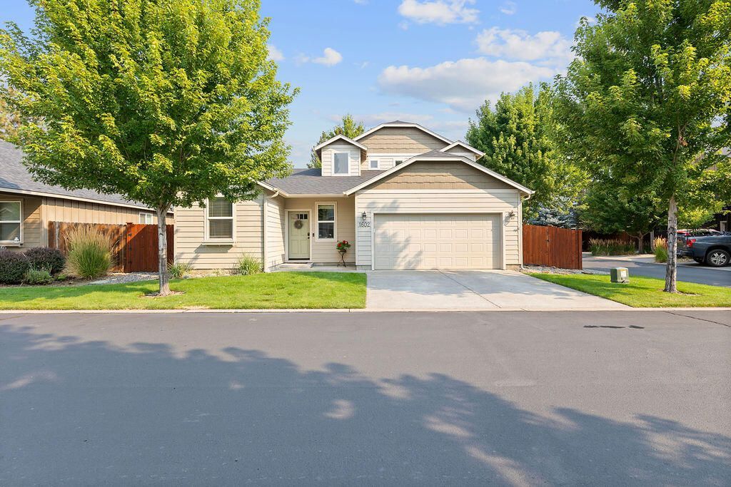 1602 W Hill Avenue, Sisters, OR 97759 Main Photo