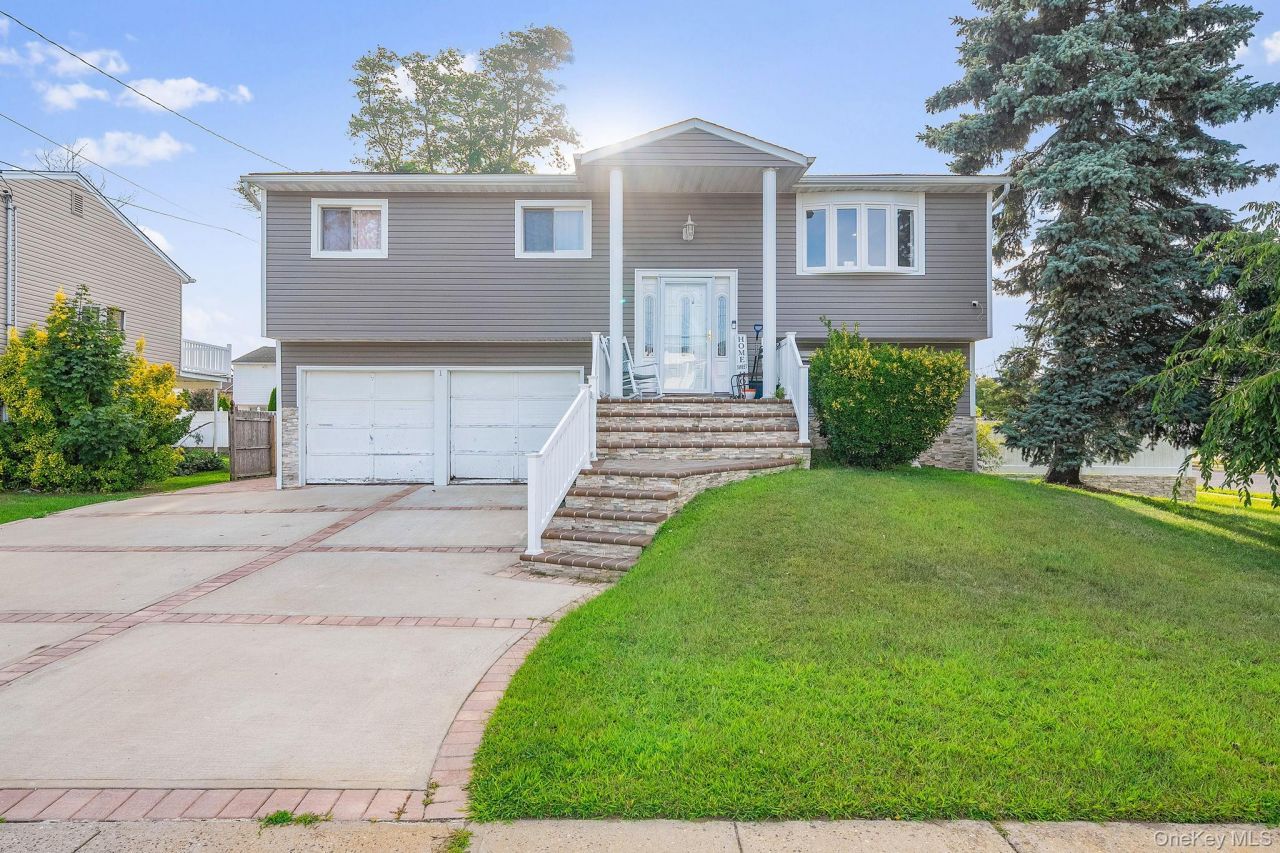 1 Ozone Place, Massapequa, NY 11758 Main Photo