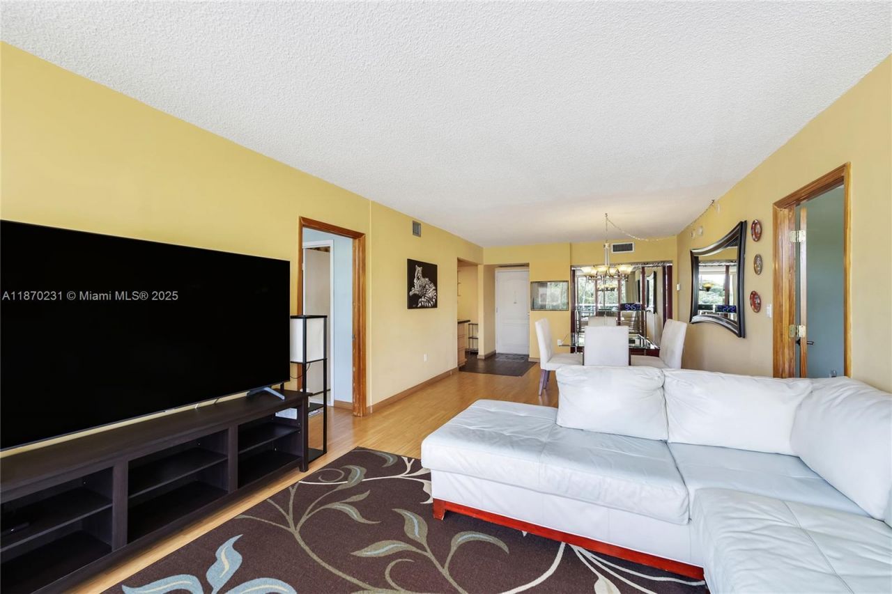 3675 N Country Club Dr, Unit 204, Aventura, FL 33180 Photo