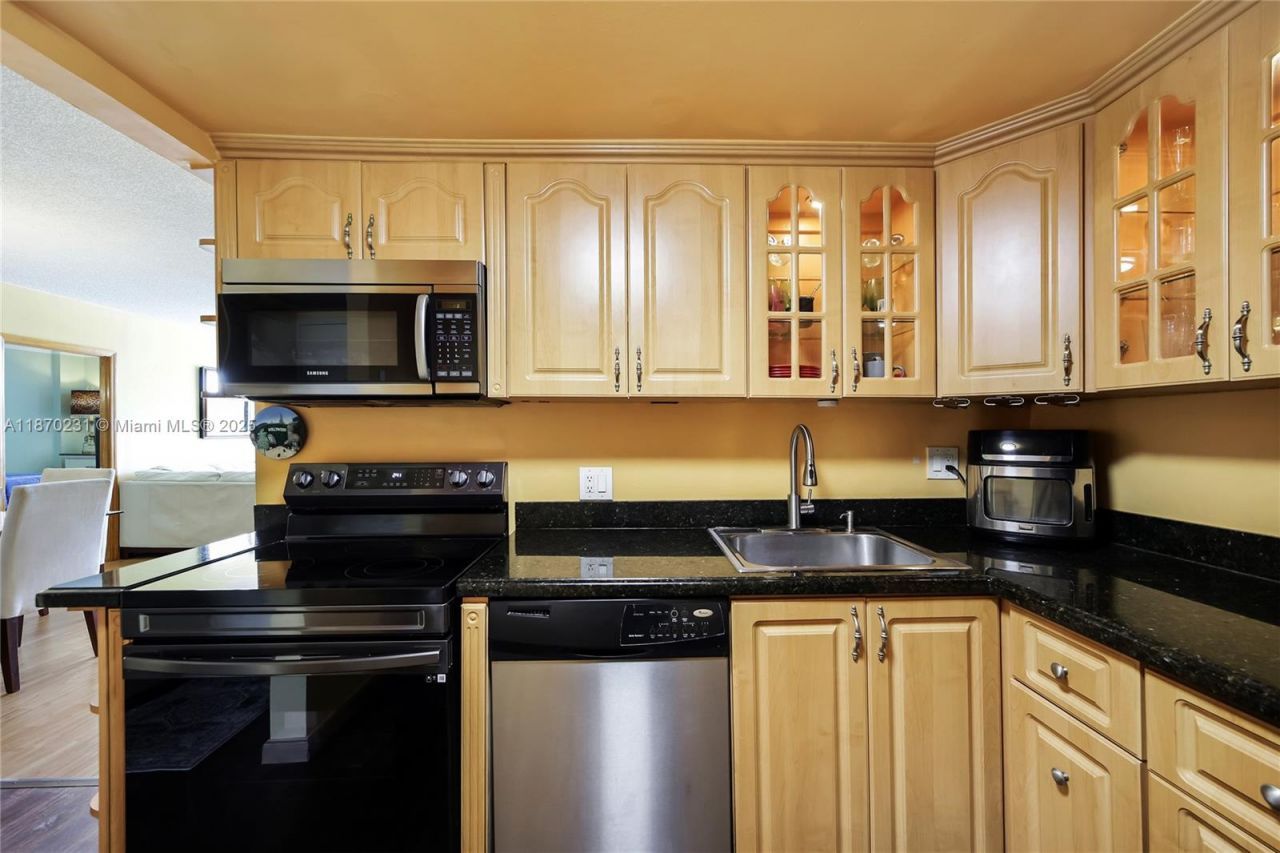 3675 N Country Club Dr, Unit 204, Aventura, FL 33180 Photo