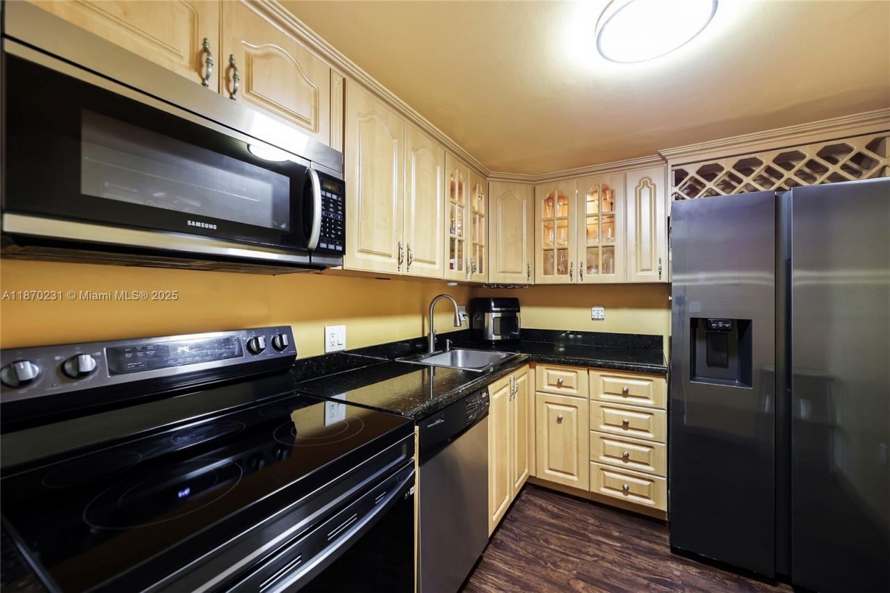 3675 N Country Club Dr, Unit 204, Aventura, FL 33180 Photo