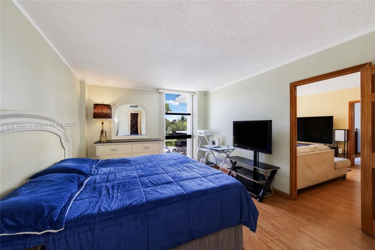 3675 N Country Club Dr, Unit 204, Aventura, FL 33180 Photo