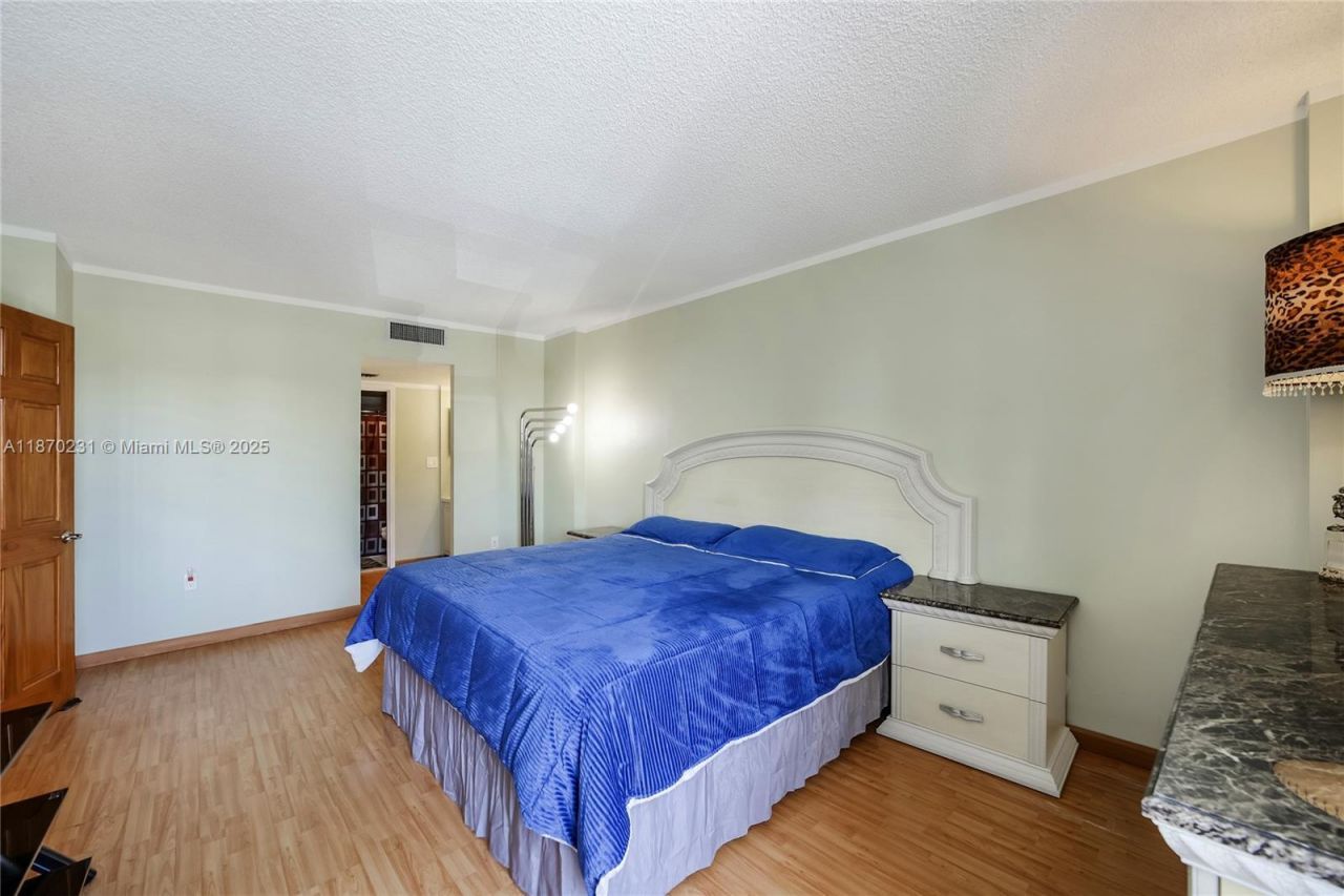 3675 N Country Club Dr, Unit 204, Aventura, FL 33180 Photo