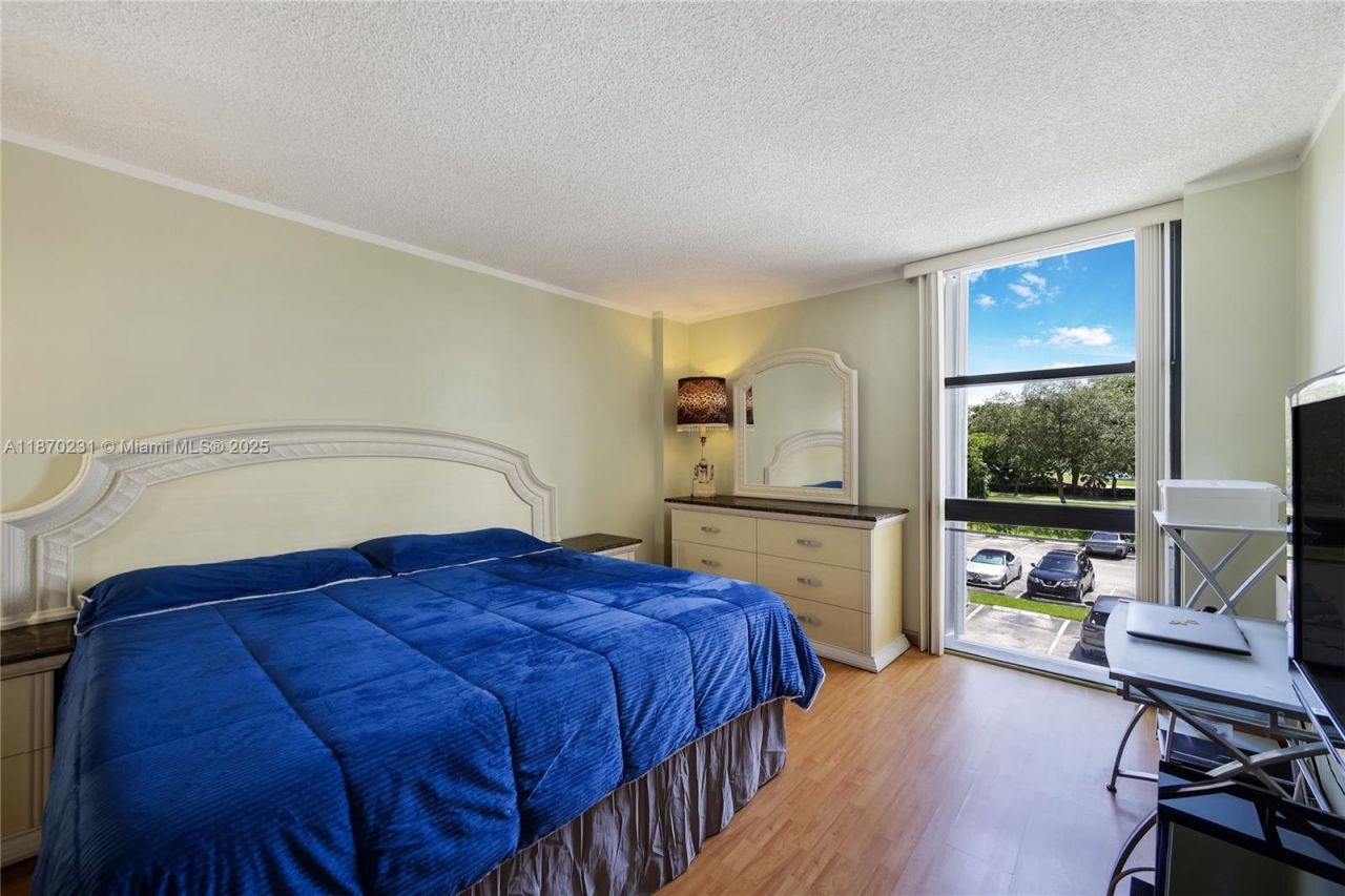 3675 N Country Club Dr, Unit 204, Aventura, FL 33180 Photo