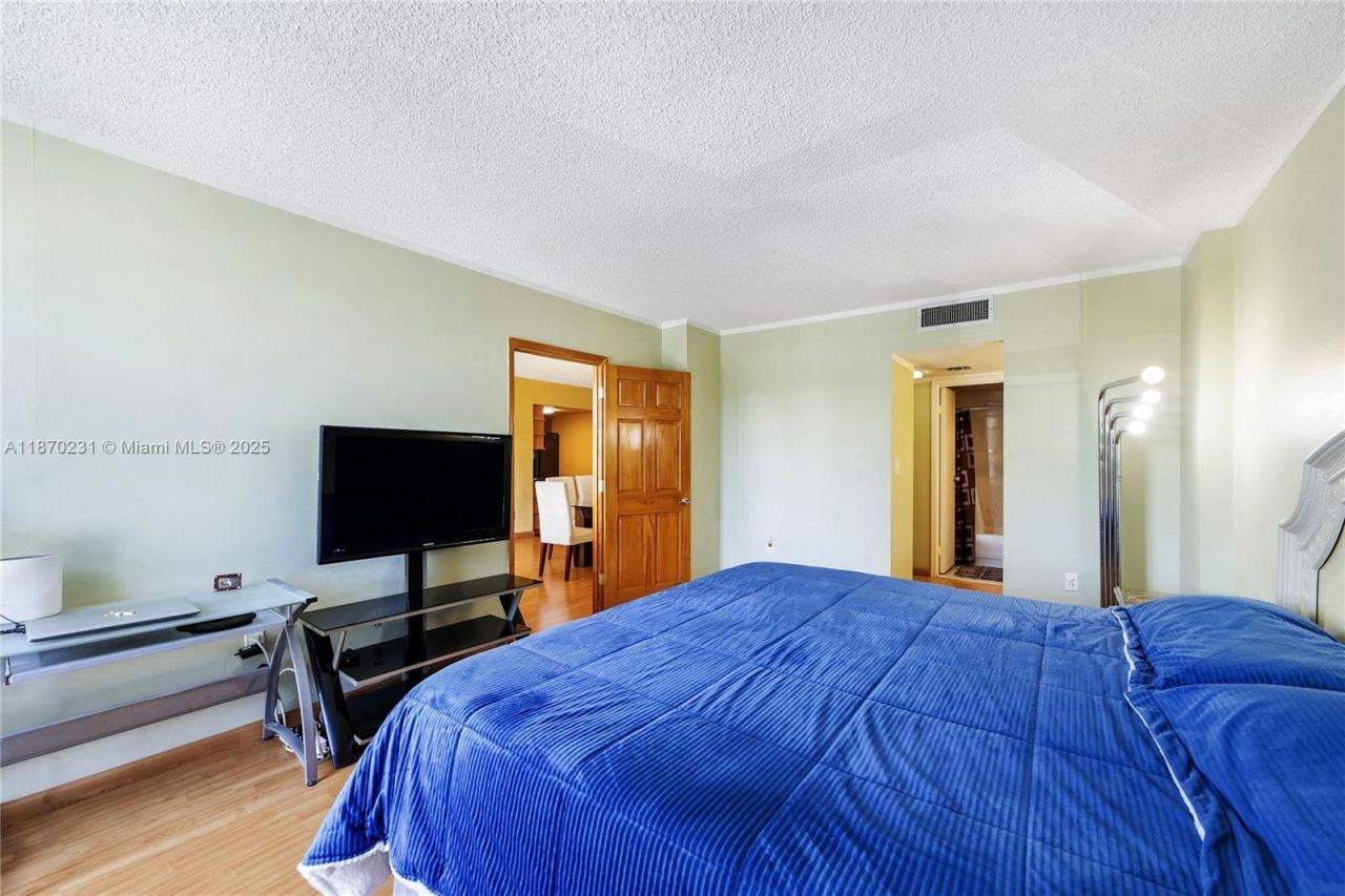 3675 N Country Club Dr, Unit 204, Aventura, FL 33180 Photo