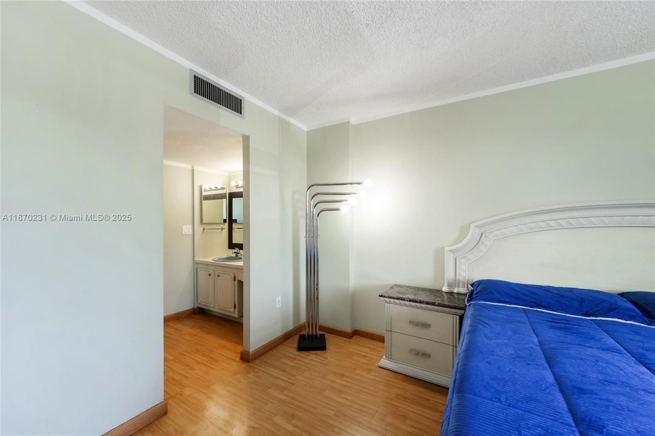 3675 N Country Club Dr, Unit 204, Aventura, FL 33180 Photo