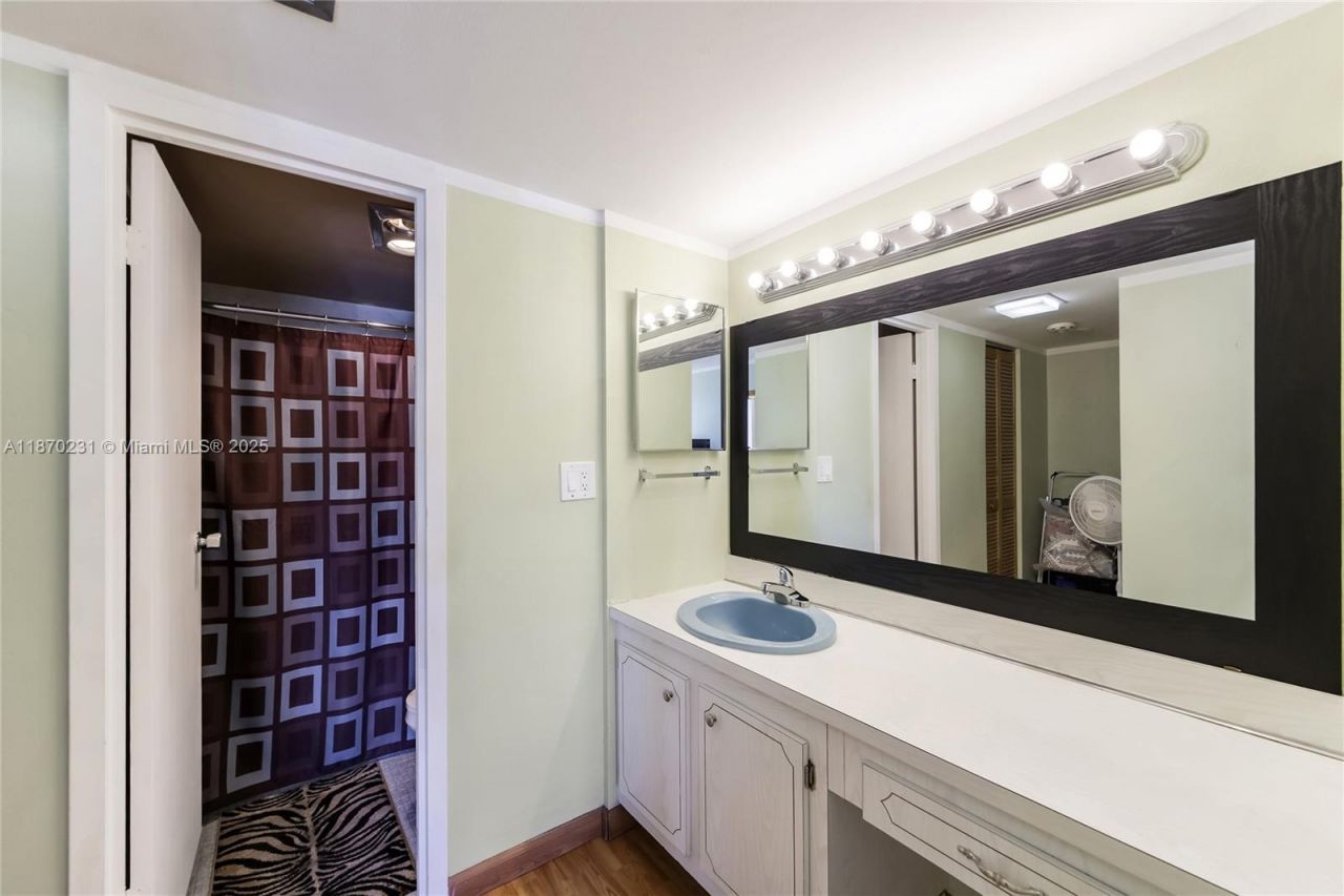 3675 N Country Club Dr, Unit 204, Aventura, FL 33180 Photo