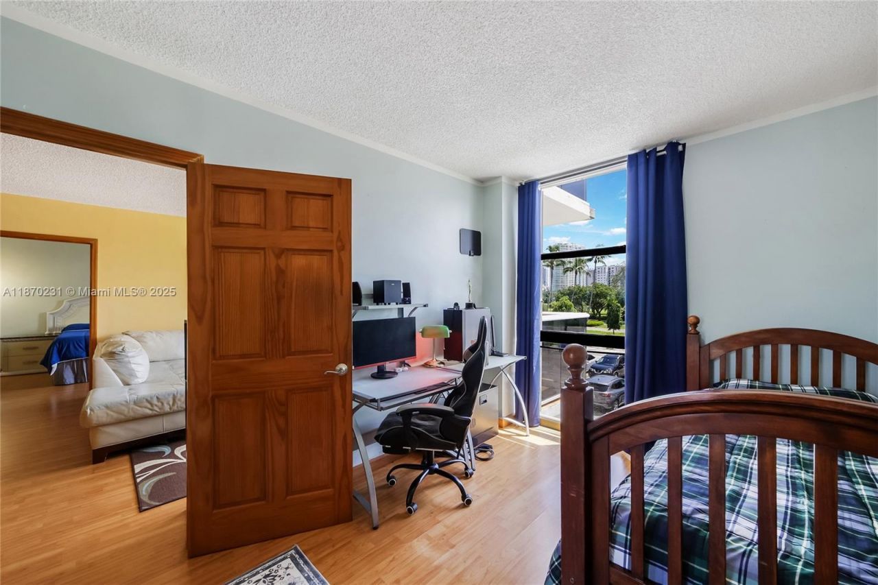 3675 N Country Club Dr, Unit 204, Aventura, FL 33180 Photo