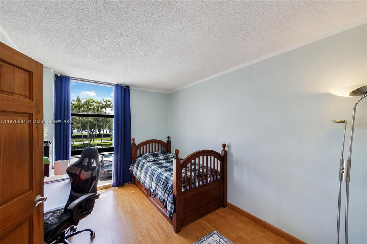 3675 N Country Club Dr, Unit 204, Aventura, FL 33180 Photo