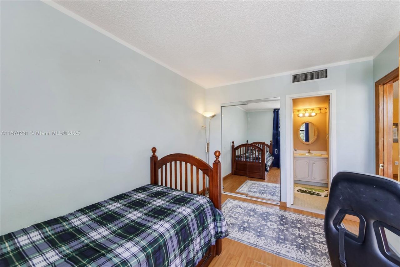 3675 N Country Club Dr, Unit 204, Aventura, FL 33180 Photo