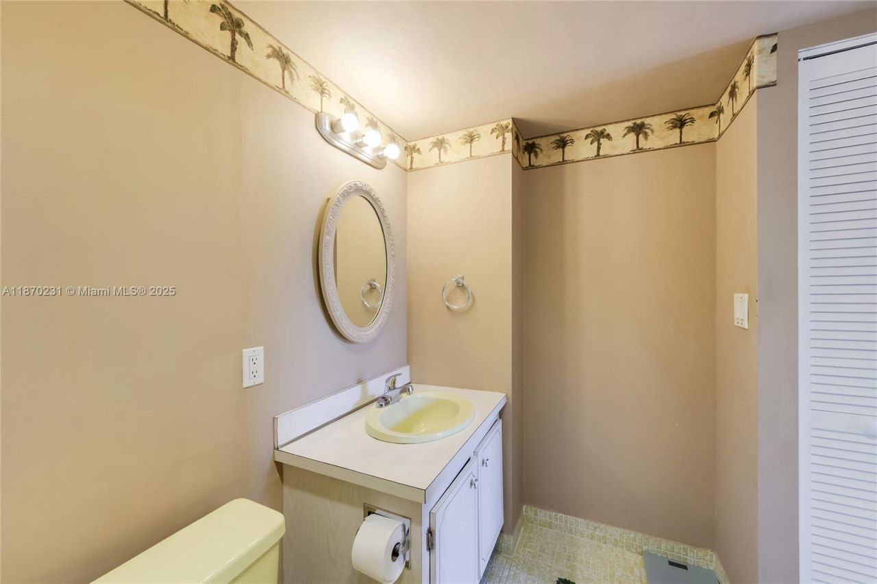 3675 N Country Club Dr, Unit 204, Aventura, FL 33180 Photo