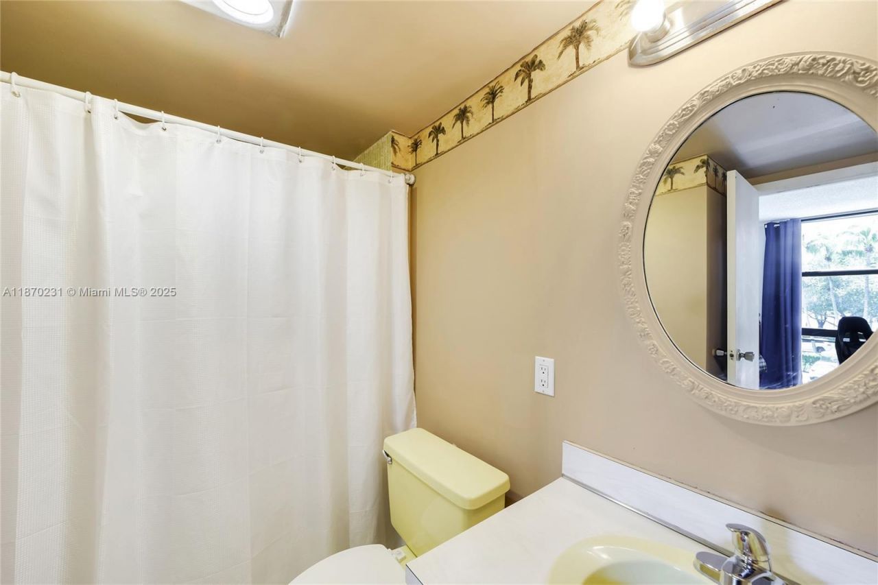 3675 N Country Club Dr, Unit 204, Aventura, FL 33180 Photo