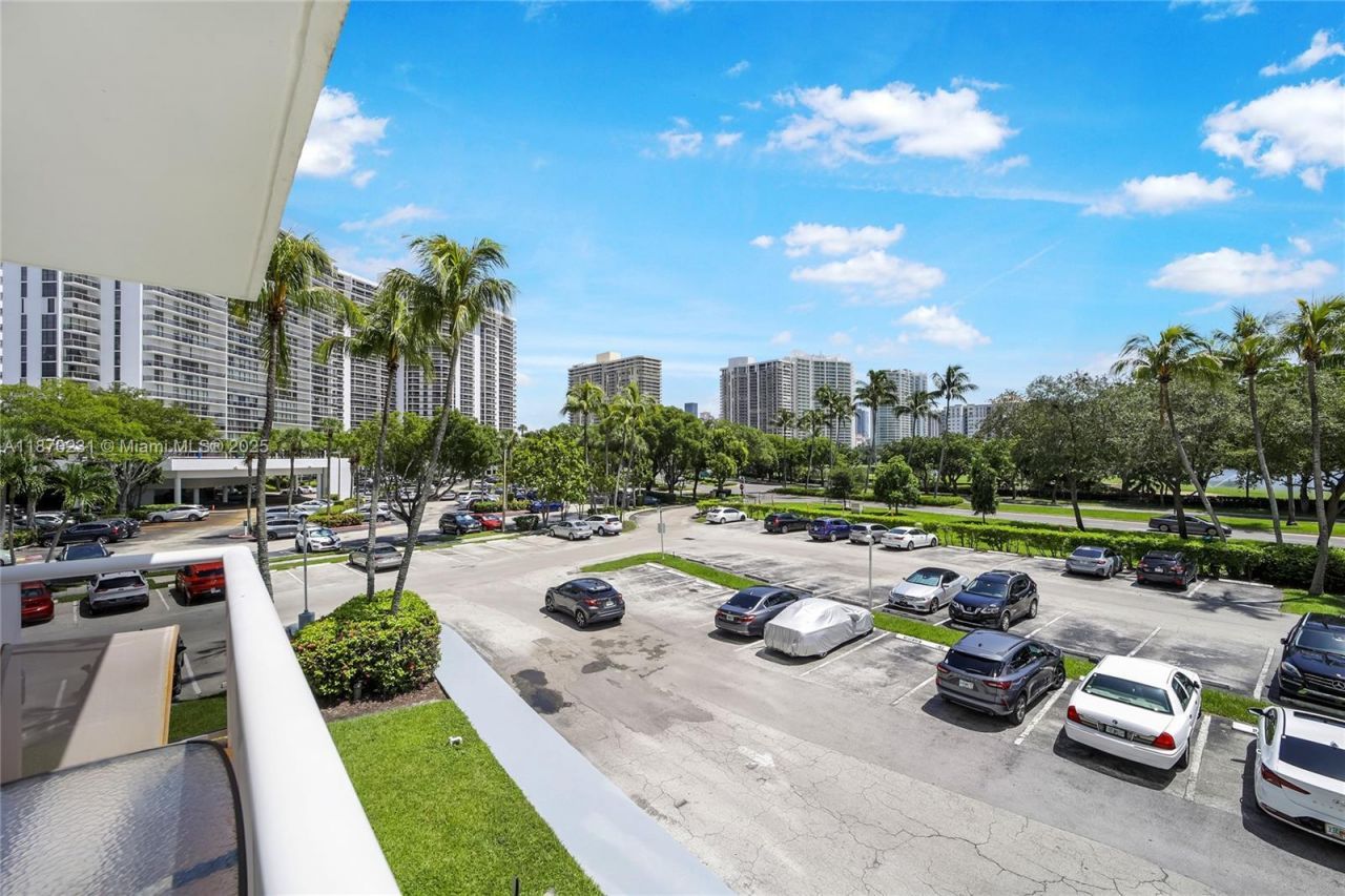 3675 N Country Club Dr, Unit 204, Aventura, FL 33180 Photo