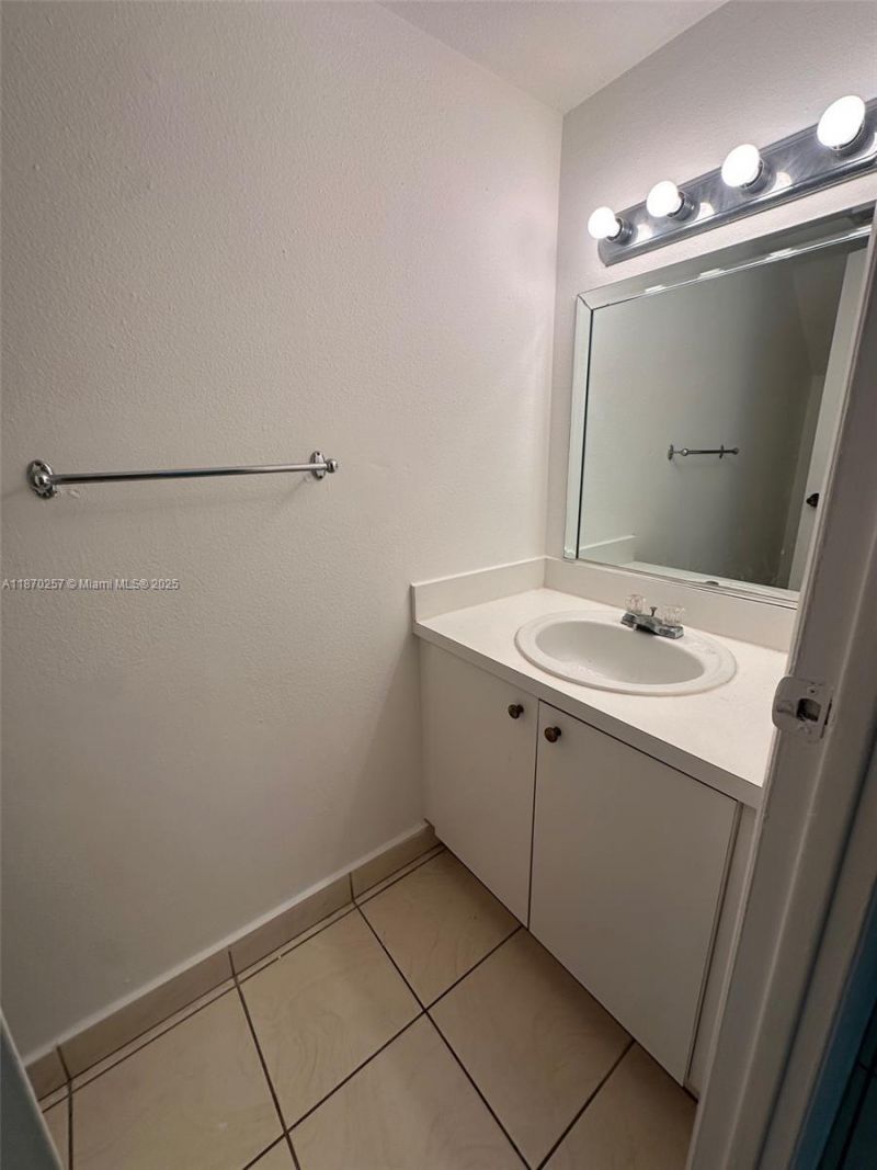 17911 NW 68th Ave, Unit N206, Hialeah, FL 33015 Photo