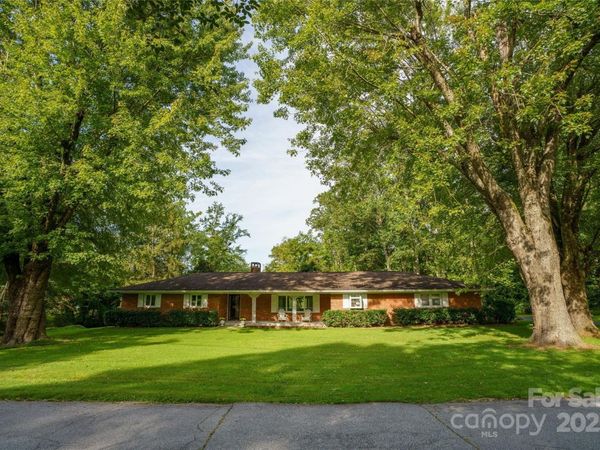 335 Lake Circle Drive, Hendersonville, NC 28792