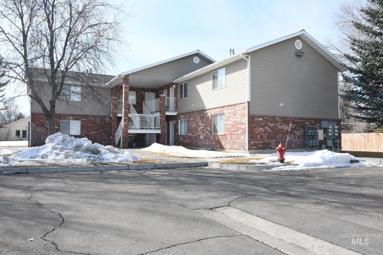 264 N 3rd E, Rexburg, ID 83440 Main Photo