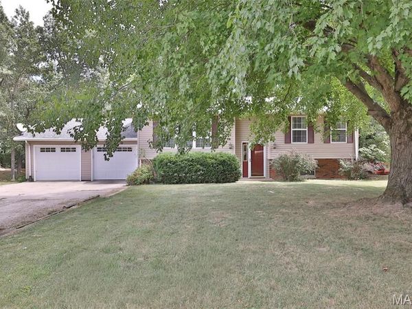 207 Lakewood Drive, Hillsboro, IL 62049