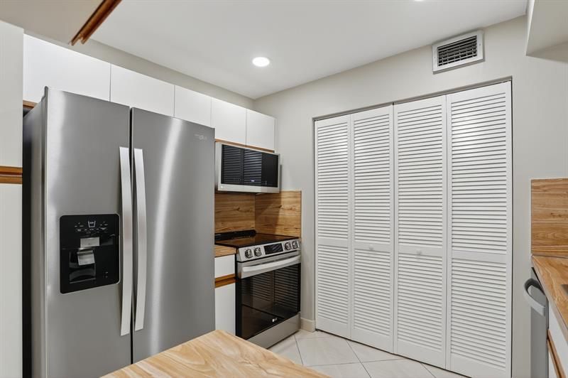 330 SE 20 Avenue, Unit 421, Deerfield Beach, FL 33441 Photo