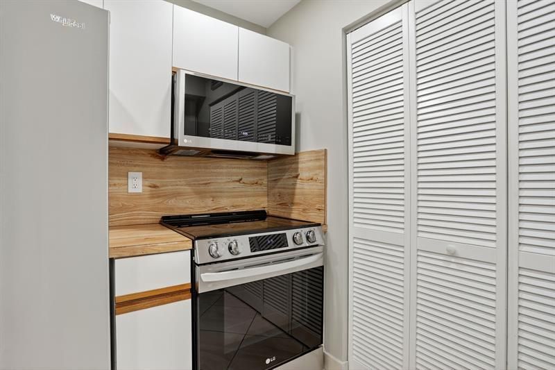 330 SE 20 Avenue, Unit 421, Deerfield Beach, FL 33441 Photo