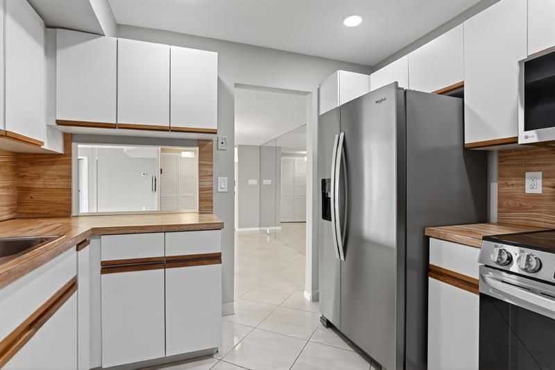 330 SE 20 Avenue, Unit 421, Deerfield Beach, FL 33441 Photo