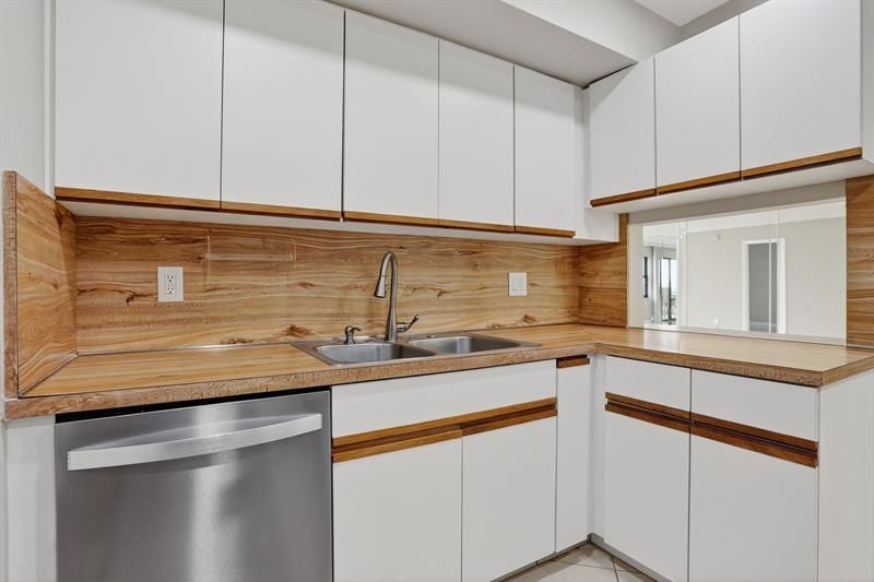 330 SE 20 Avenue, Unit 421, Deerfield Beach, FL 33441 Photo