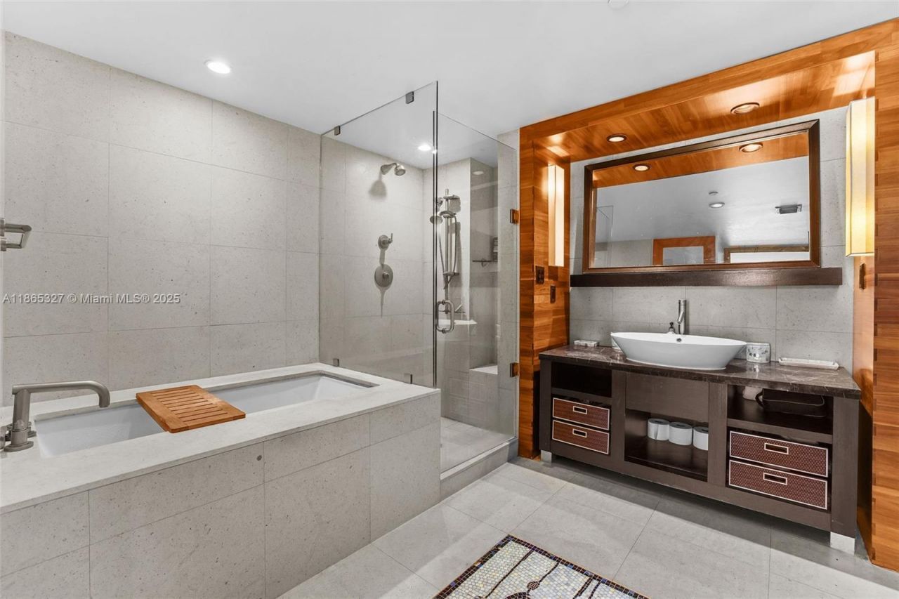 6801 Collins Ave, Unit 815, Miami Beach, FL 33141 Photo