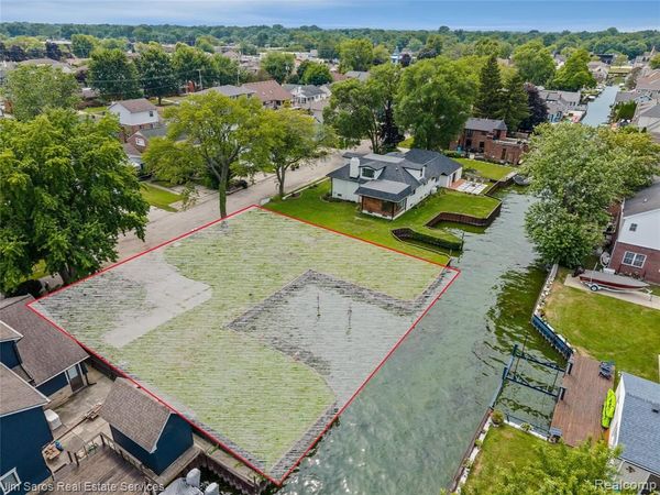 22507 Beach Street, St. Clair Shores, MI 48081