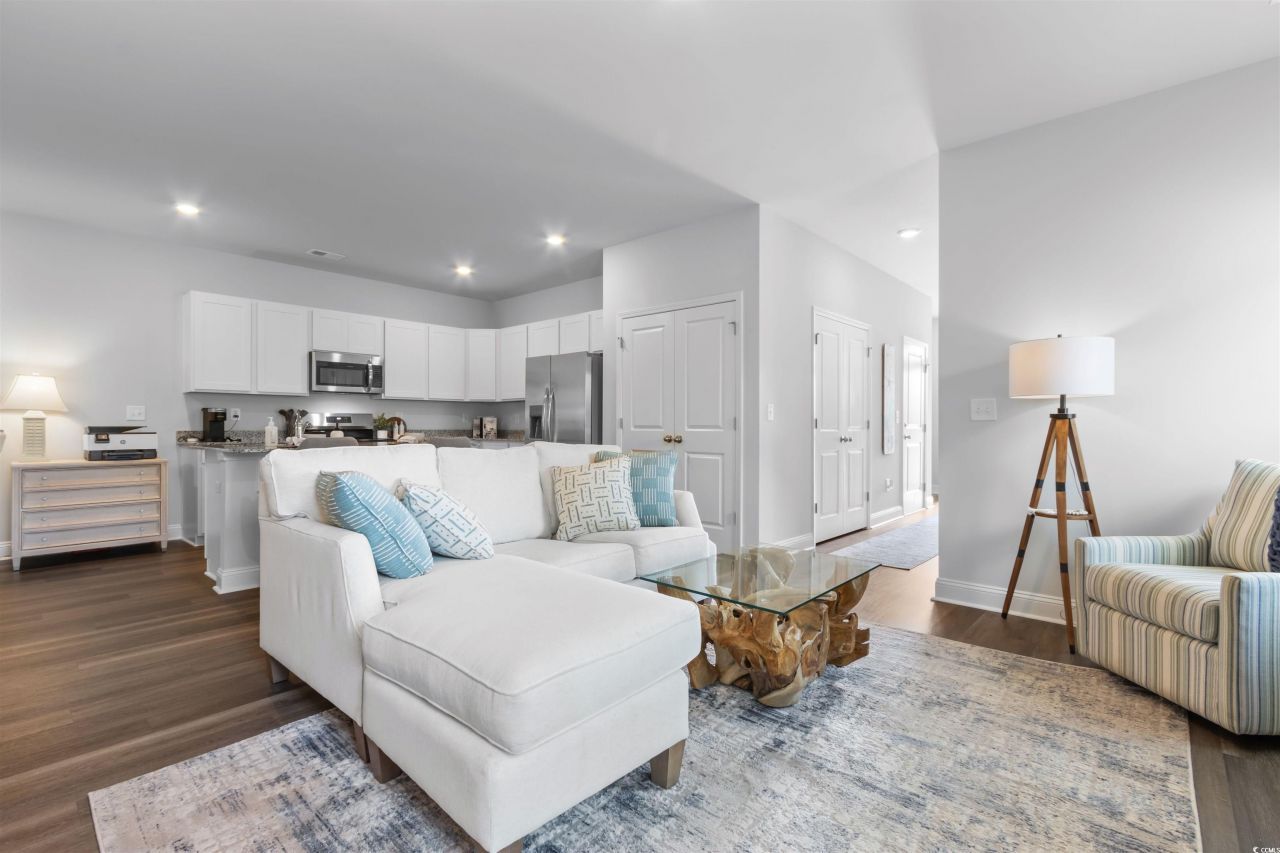 405 Waterend Dr. Photo 9