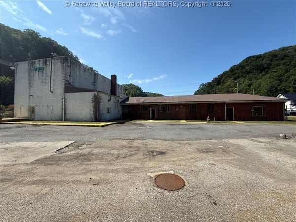 91 Coolidge Avenue, Holden, WV 25625