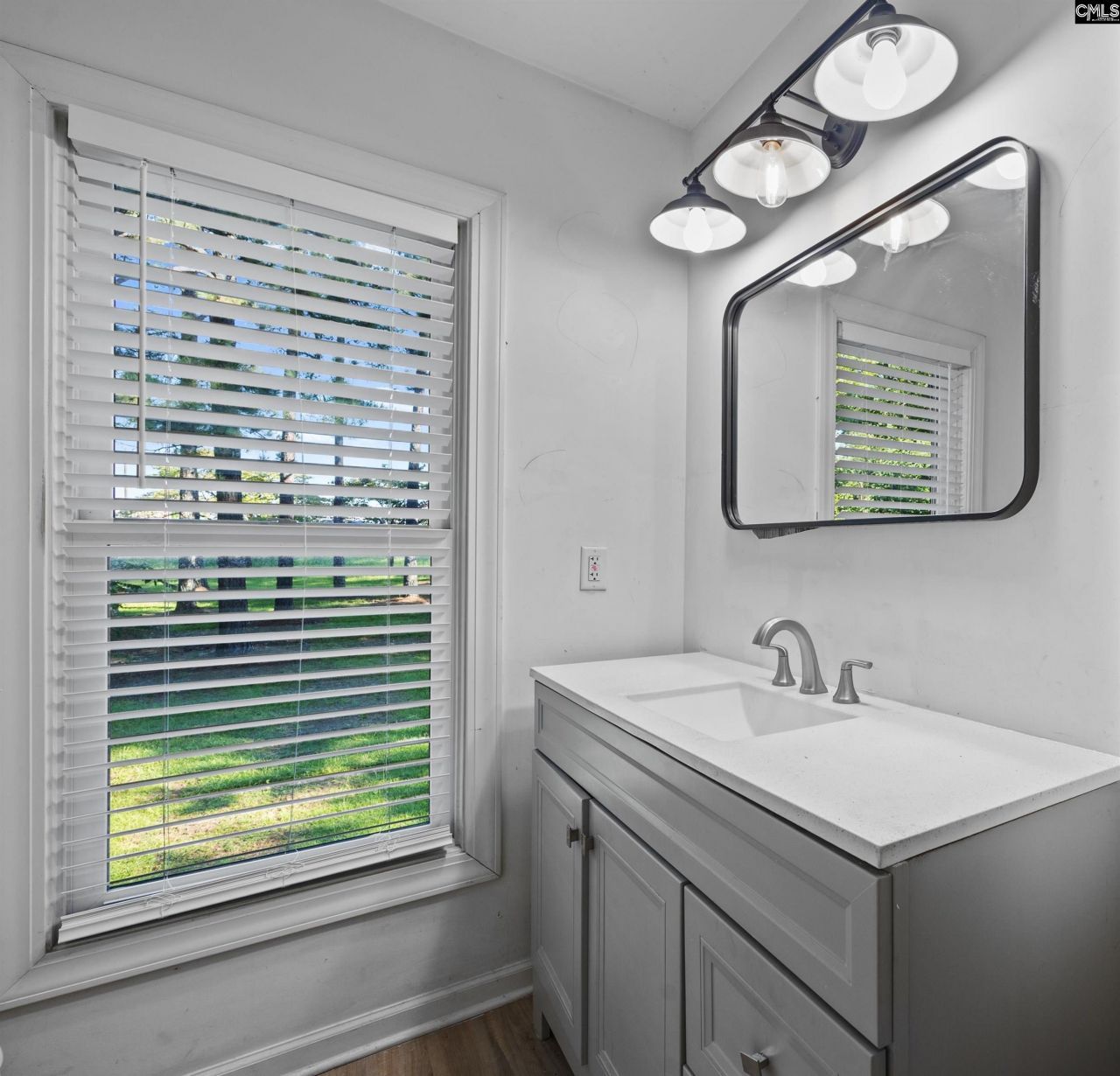 5037 Sunset Boulevard Photo 19