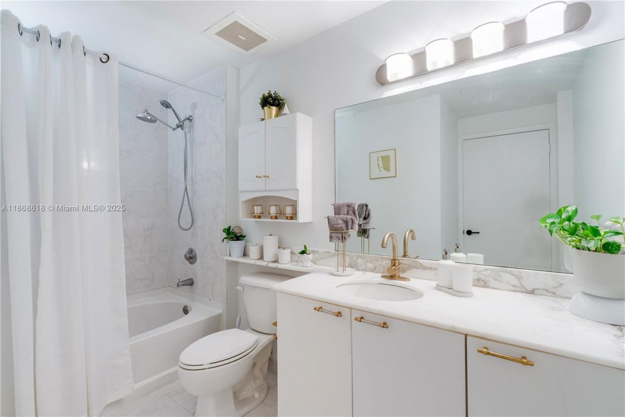 234 NE 3rd St, Unit LPH06, Miami, FL 33132 Photo