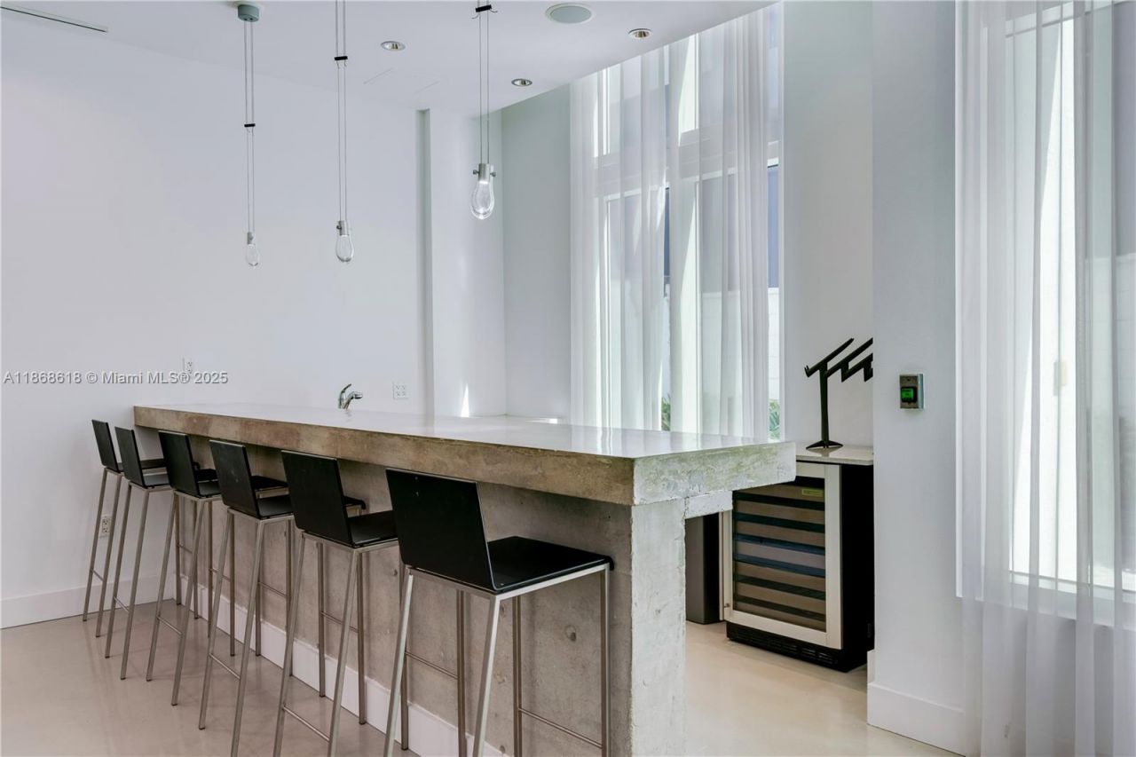 234 NE 3rd St, Unit LPH06, Miami, FL 33132 Photo