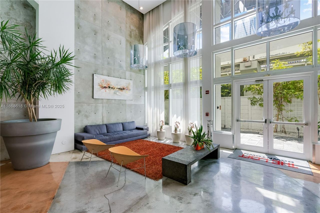 234 NE 3rd St, Unit LPH06, Miami, FL 33132 Photo