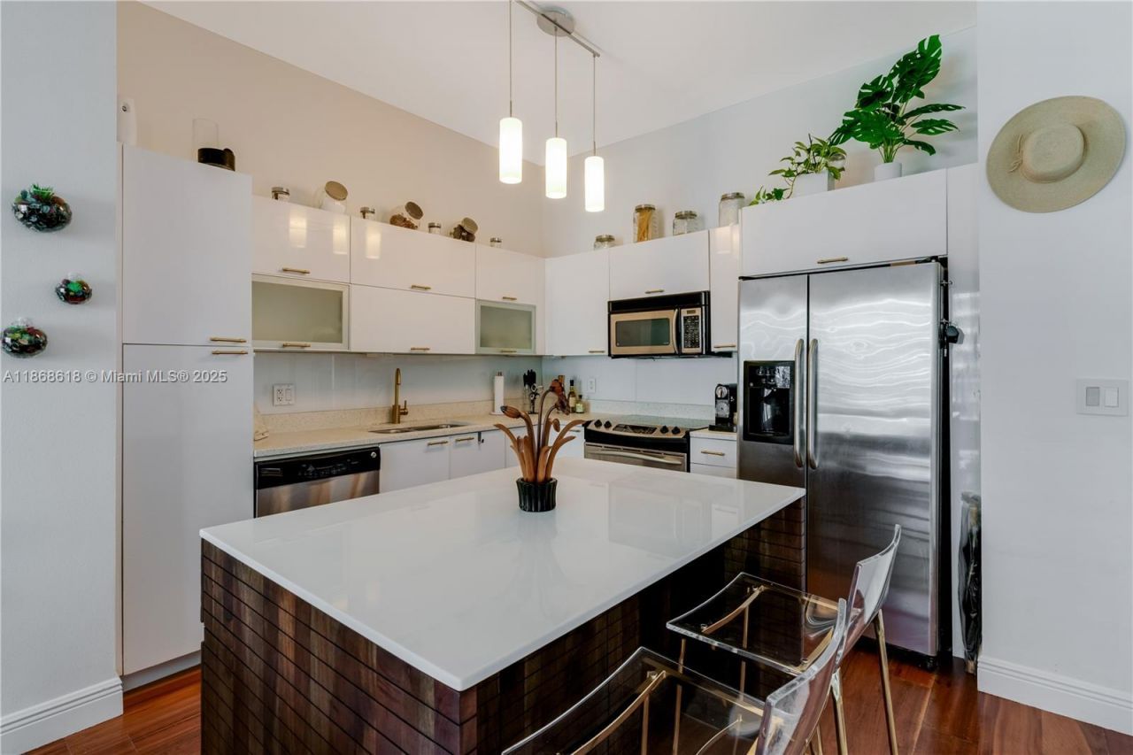 234 NE 3rd St, Unit LPH06, Miami, FL 33132 Photo