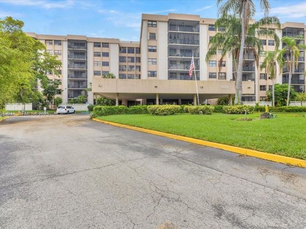 900 NE 195th Street, Unit 607, Miami, FL 33179