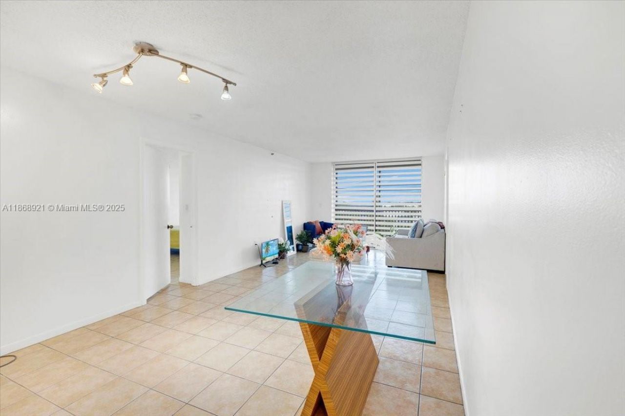900 NE 195th Street, Unit 607, Miami, FL 33179 Photo